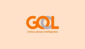 Atendente de central telefônica com fone de ouvido para contato com o telefone da GOL Linhas Aéreas.